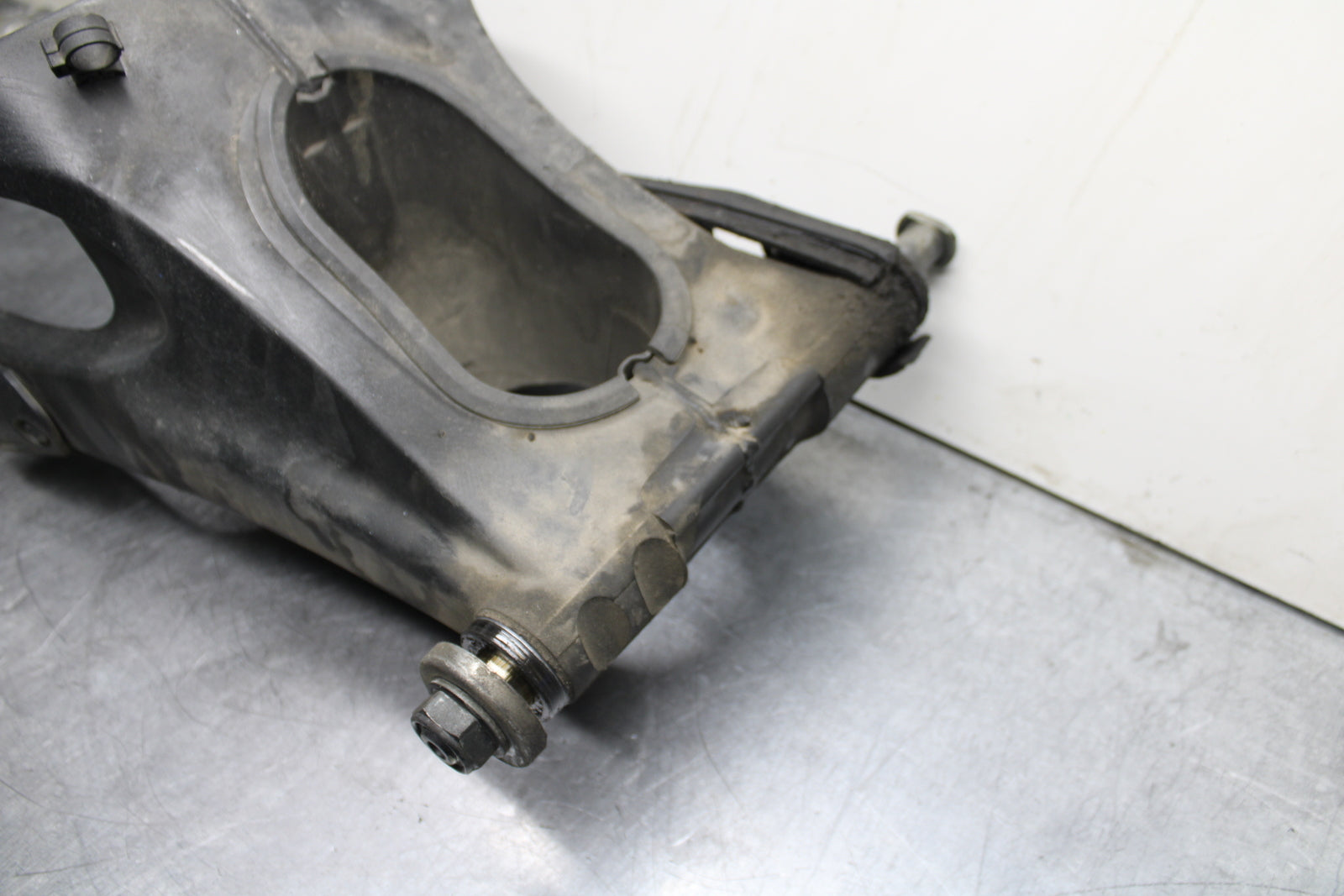 03-05 YAMAHA YZF R6  REAR SWINGARM BACK SUSPENSION SWING ARM BB751