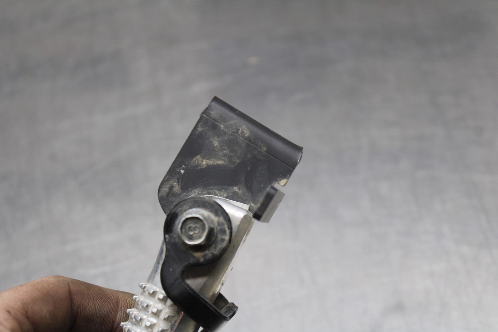 22-25 YAMAHA YZF R7 RIGHT REAR BACK PASSENGER PEG BB769