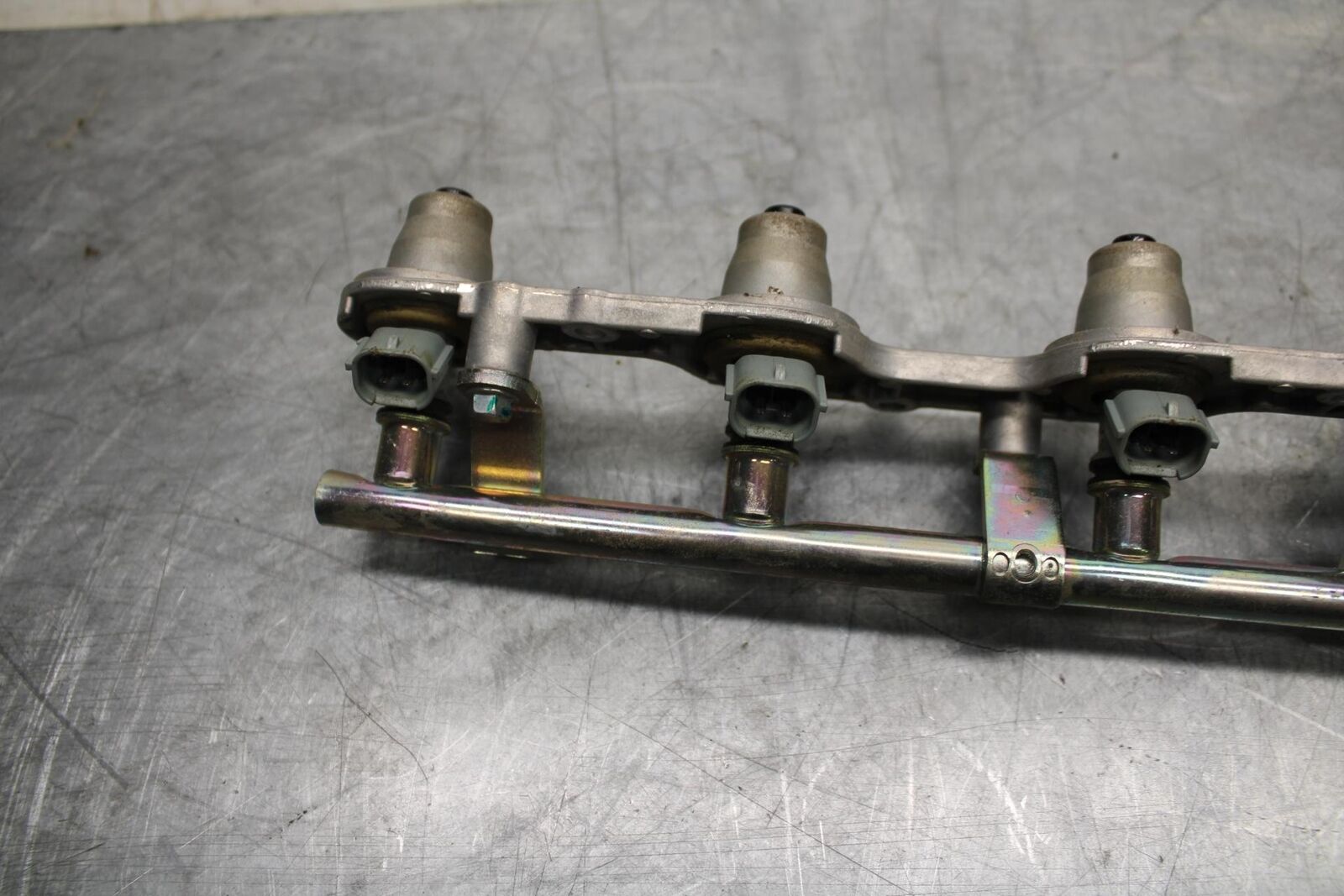 05-06 HONDA CBR600RR SECONDARY FUEL INJECTORS TOP AIRBOX GAS RAIL BB479