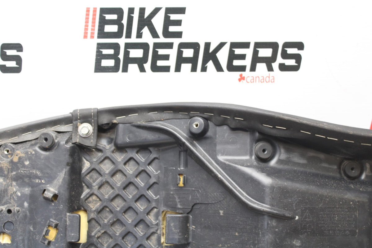 12 TRIUMPH STREET TRIPLE R FRONT REAR SEAT SADDLE BB914