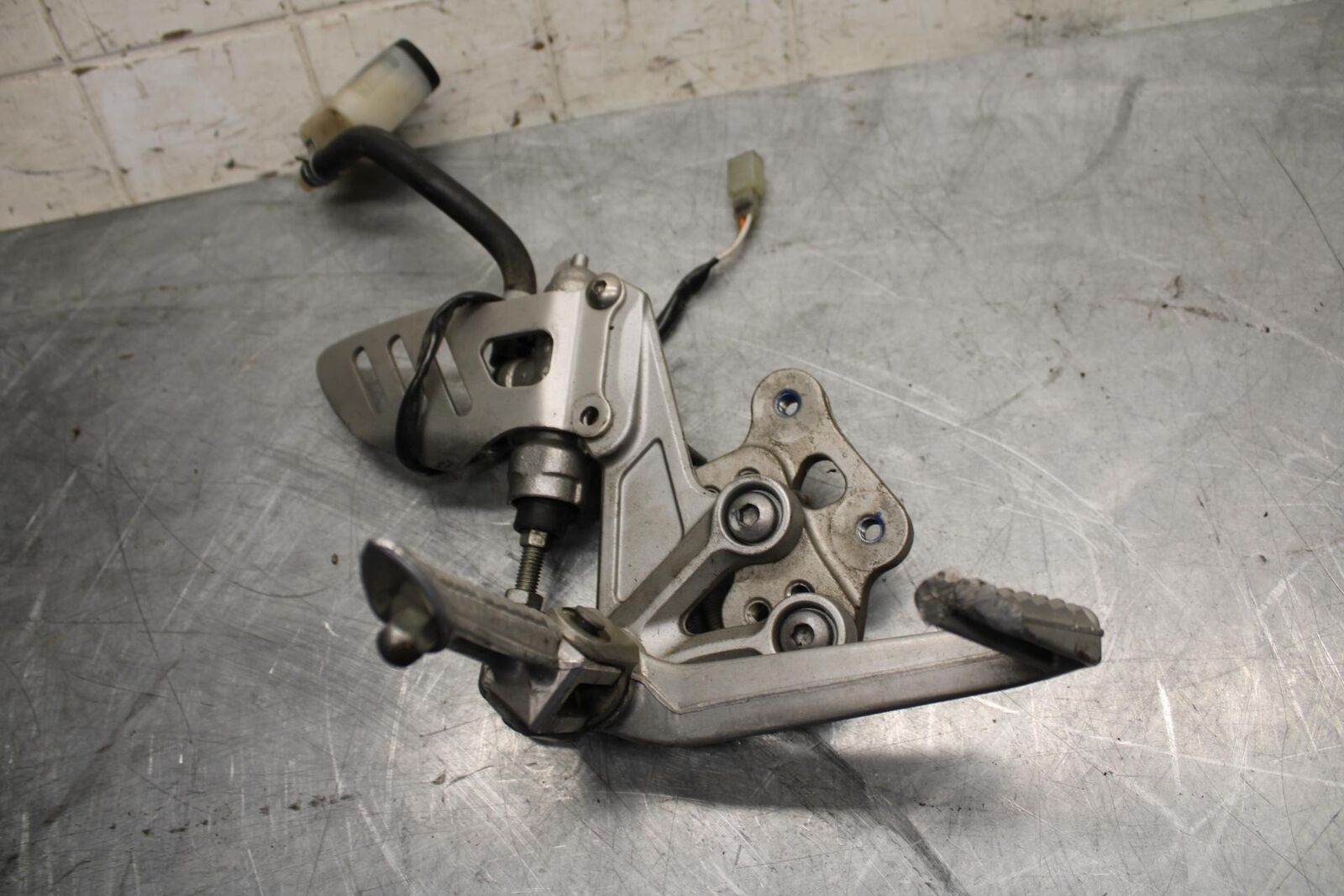 2008 Suzuki GSXR1000 RIGHT REARSET REAR SET DRIVER FOOT PEG REST STOP BB519