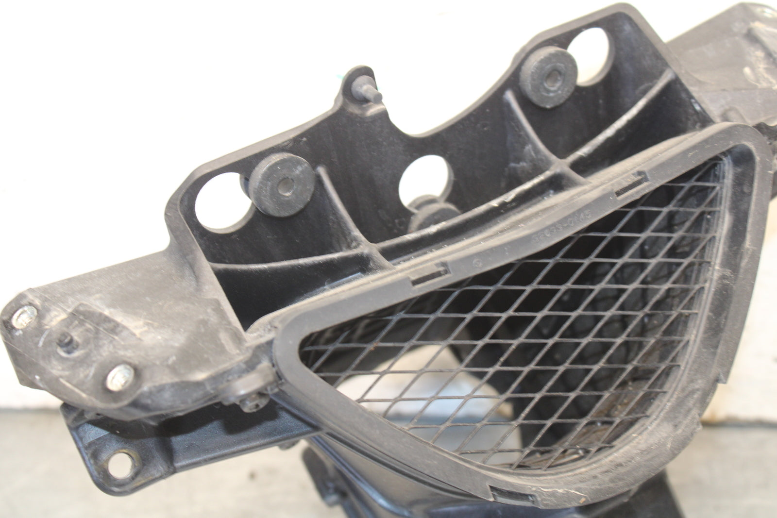 09-12 KAWASAKI NINJA ZX6R UPPER FAIRING MIRROR GAUGES STAY BRACKET BB698