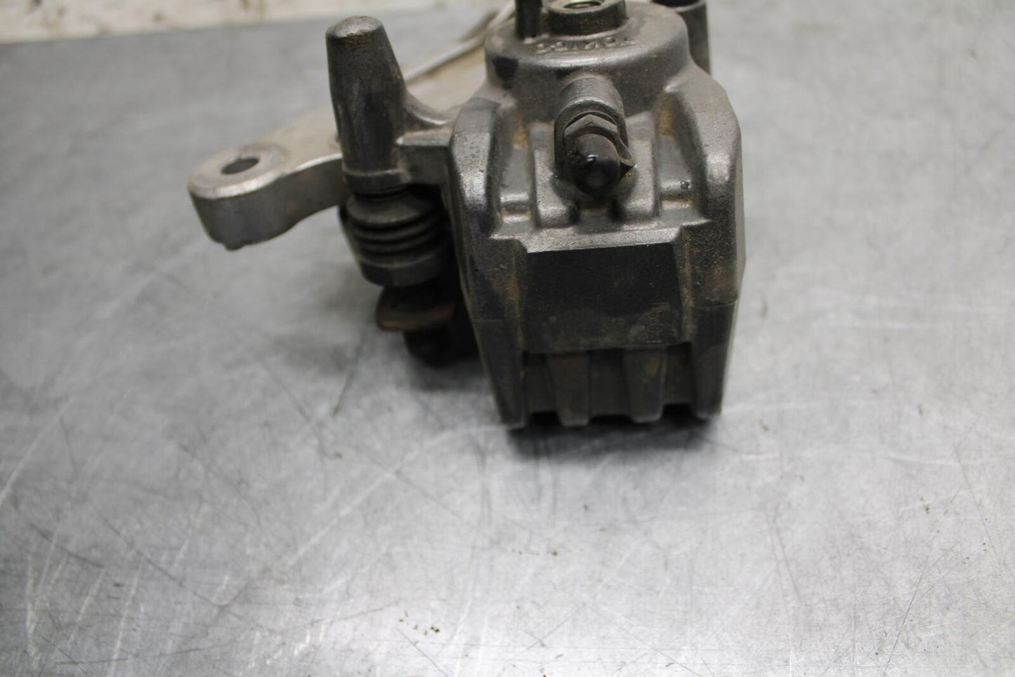 2001 Kawasaki Ninja ZX6 ZX600E REAR BACK BRAKE CALIPER W MOUNT BRACKET BB547