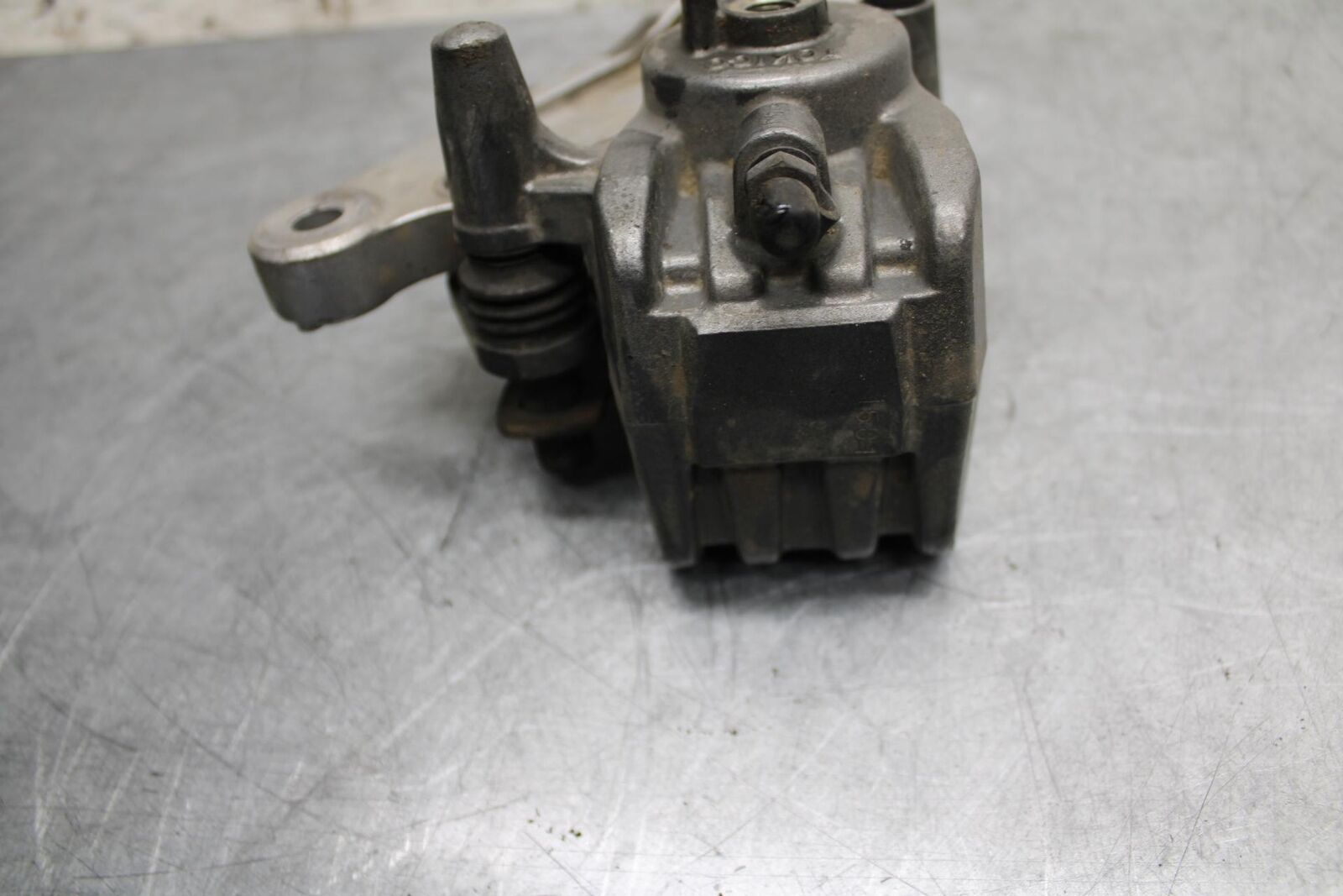 2001 Kawasaki Ninja ZX6 ZX600E REAR BACK BRAKE CALIPER W MOUNT BRACKET BB547