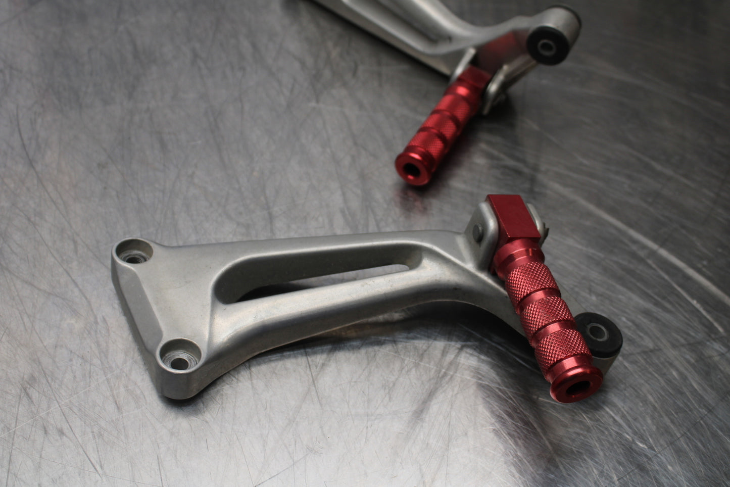 98-05 HONDA SUPER HAWK 1000 VTR1000F REAR BACK PASSENGER PEG SET PAIR BB152
