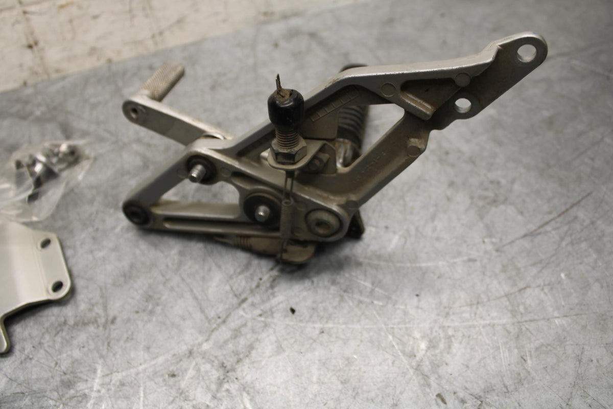 1993 Suzuki GSXR1100W RIGHT REARSET REAR SET DRIVER FOOT PEG BRACKET MOUNT BB46