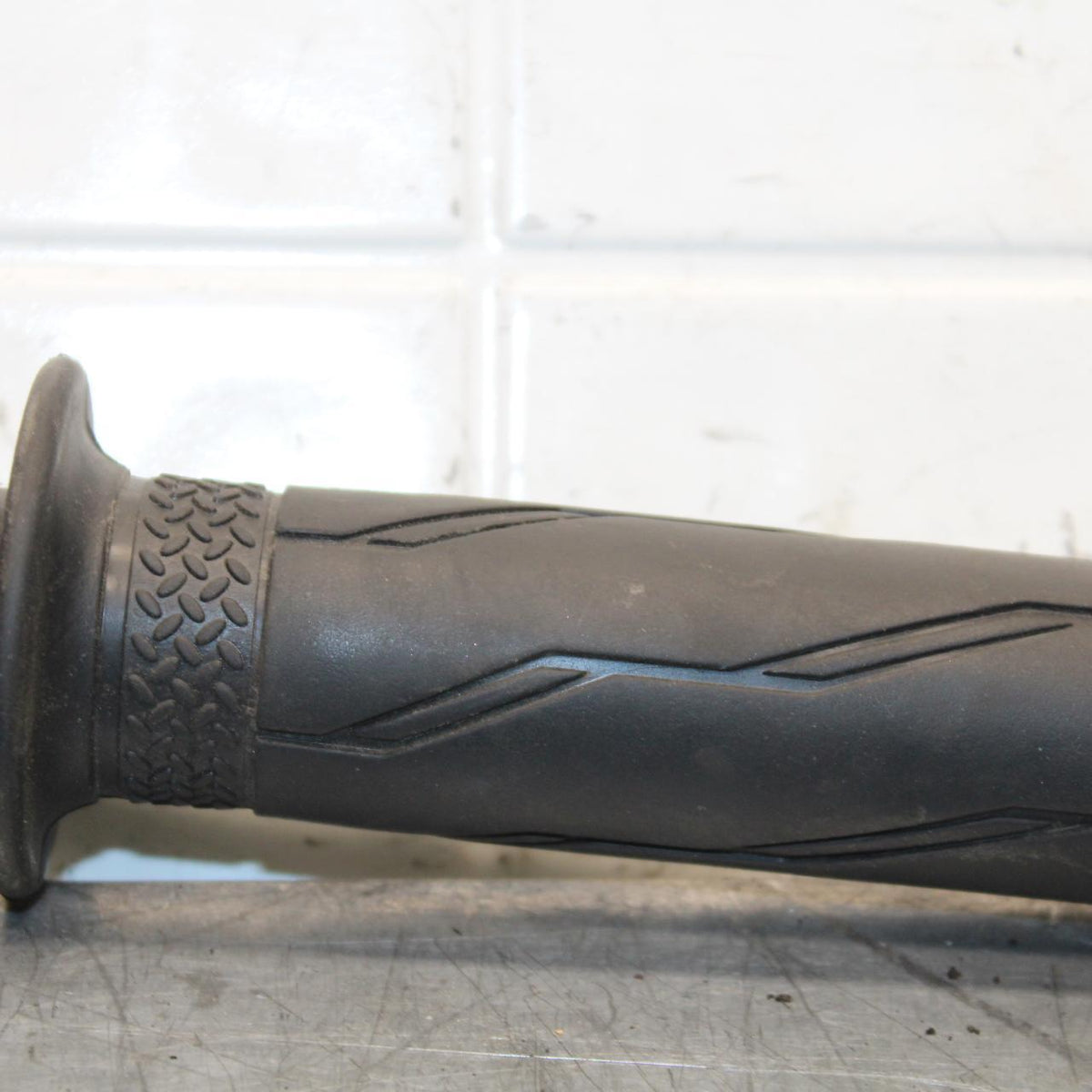 19-21 YAMAHA YZF R3 RIGHT THROTTLE GRIP BB588