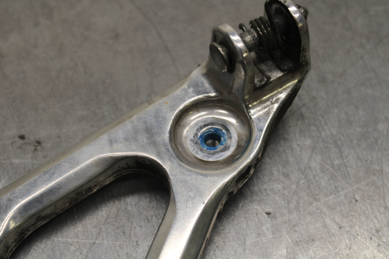 03-05 YAMAHA YZF R6  LEFT REARSET REAR SET DRIVER FOOT PEG BRACKET MOUNT BB132