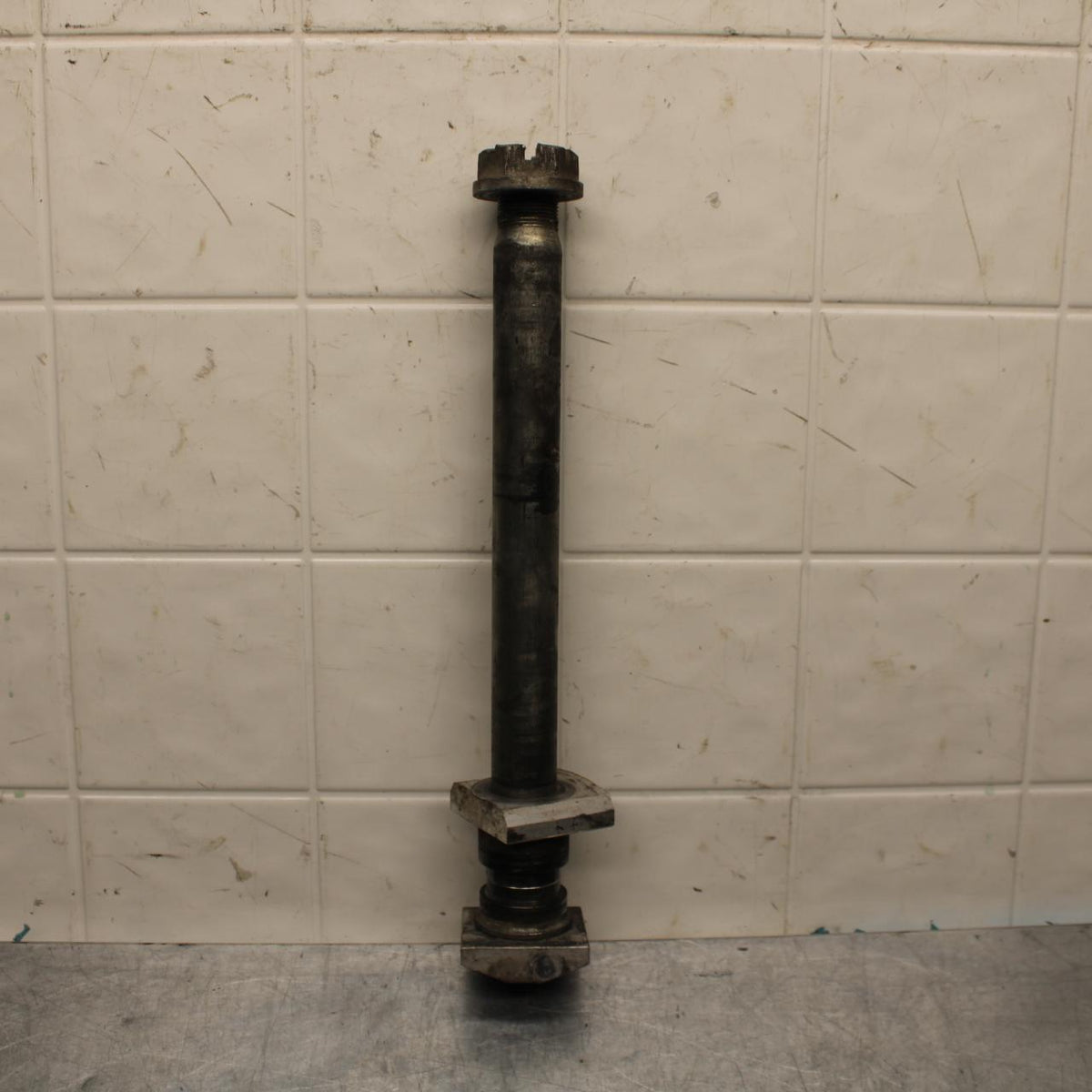 1999 Suzuki GSXR600 REAR AXLE BACK WHEEL RIM PIVOT BOLT AXEL BB580