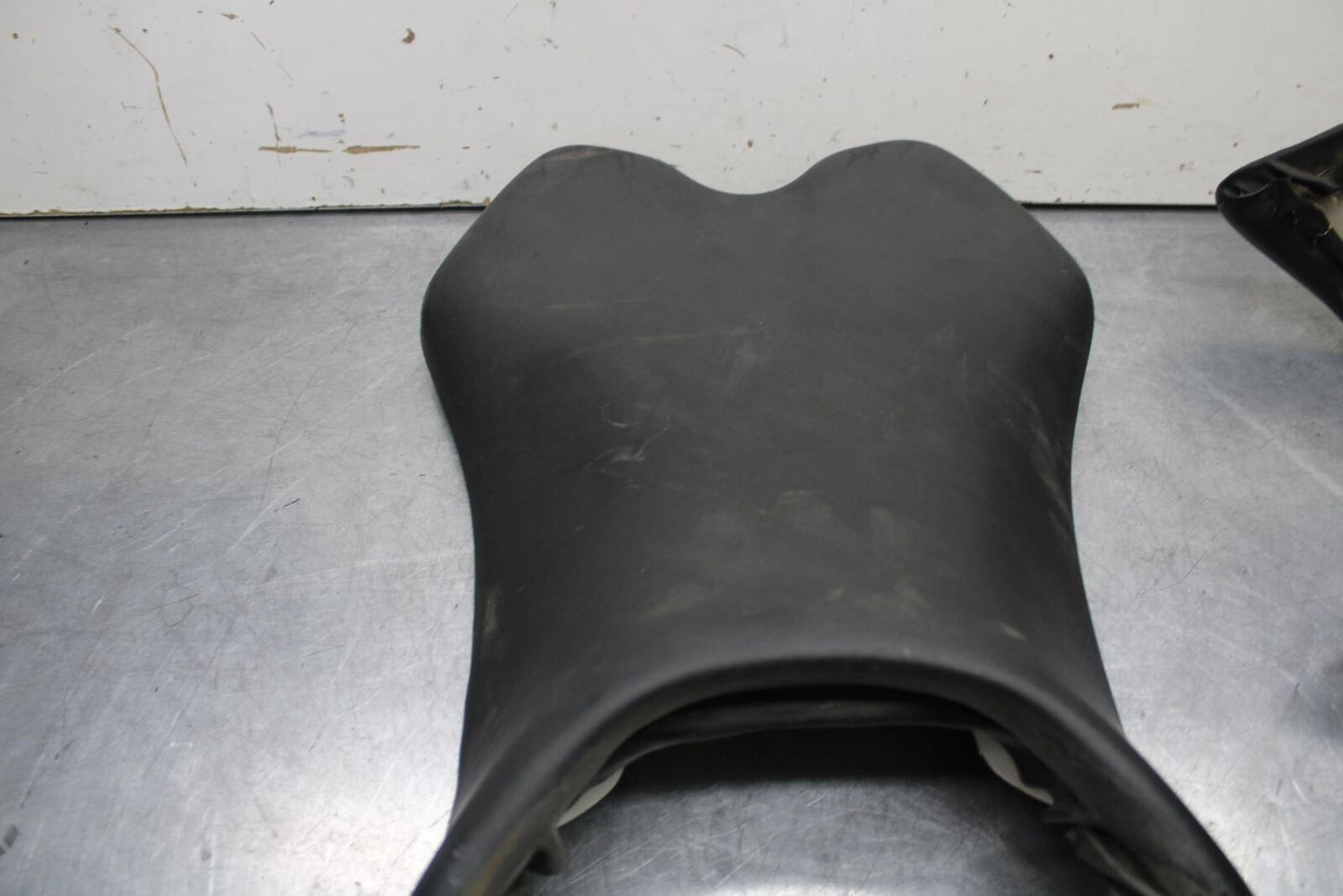 07-08 YAMAHA YZF R1 FRONT DRIVERS SEAT PAD SADDLE PILLION 4C8-24710-00-00 BB622