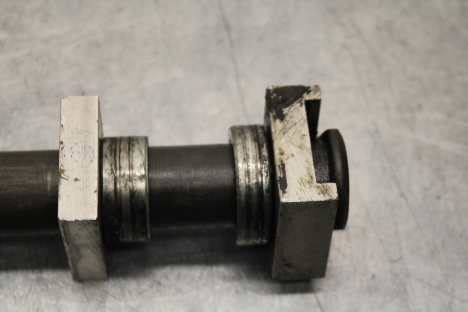 2001 Yamaha YZF R6 REAR AXLE BACK WHEEL RIM PIVOT BOLT AXEL 4XV-25381-00-00