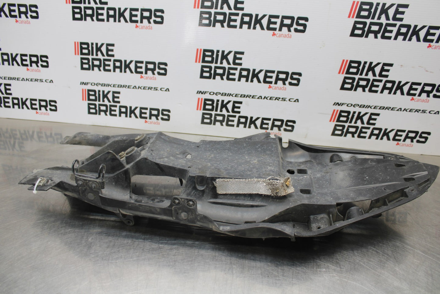 07-08 KAWASAKI NINJA ZX6R REAR BACK TAIL UNDERTAIL BATTERY TRAY PLASTIC BB203