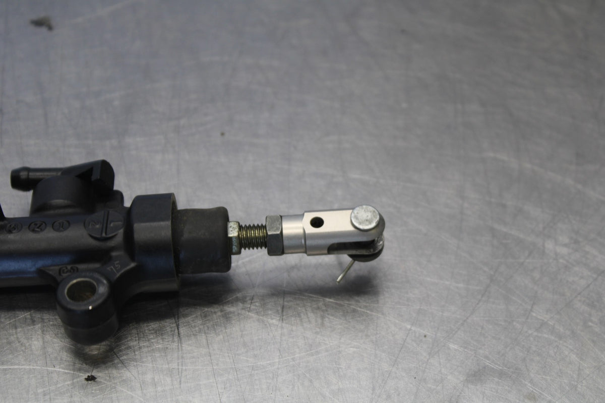 05 YAMAHA YZF R6 REAR BACK BRAKE MASTER CYLINDER W RESERVOIR BB894