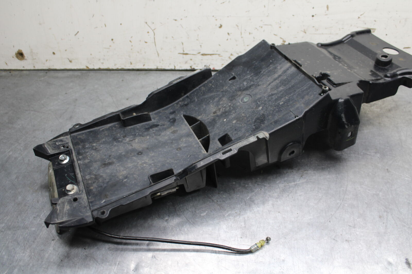 15-16 HONDA CB300F REAR BACK TAIL UNDERTAIL BATTERY TRAY PLASTIC BB740