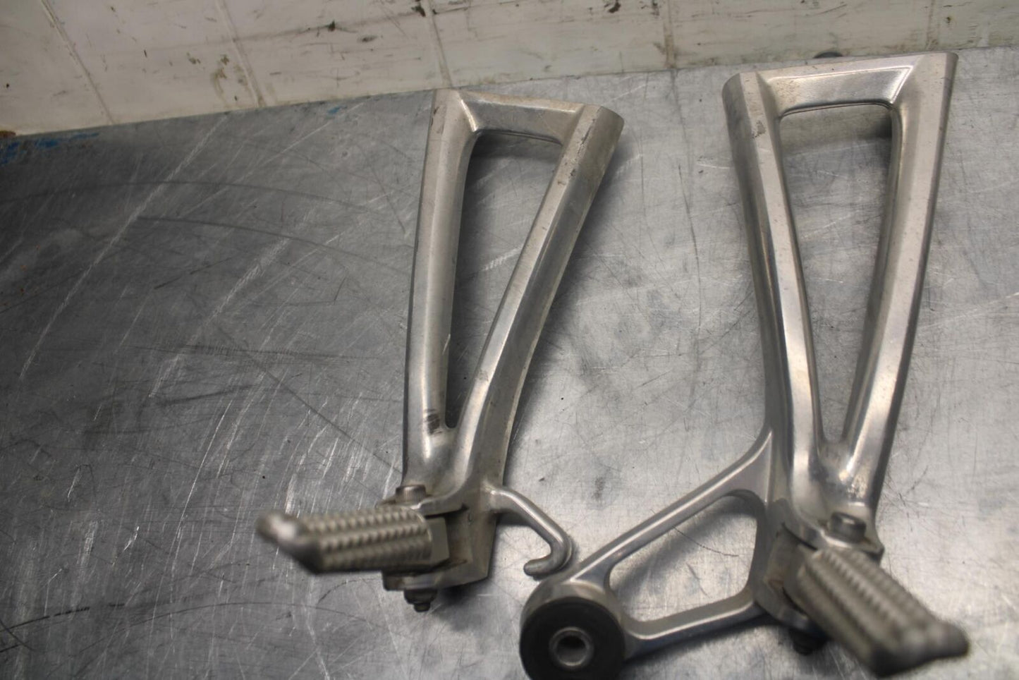 05 YAMAHA YZF R6S REAR BACK PASSENGER PEG SET PAIR BB462