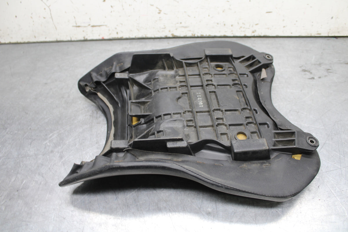 06 YAMAHA YZF R6 FRONT DRIVERS SEAT PAD SADDLE PILLION 2C0-24710-00-00 BB716