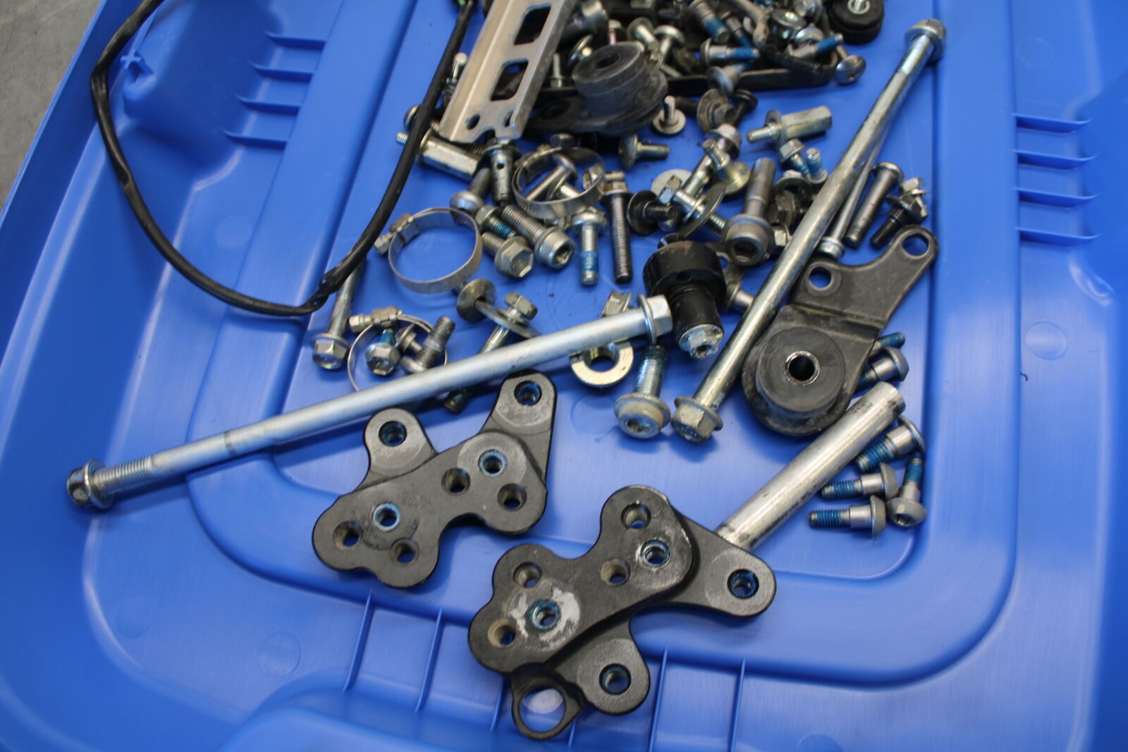11-24 SUZUKI GSXR750 MOUNTING BOLTS HARDWARE MOTOR SCREWS  BB687