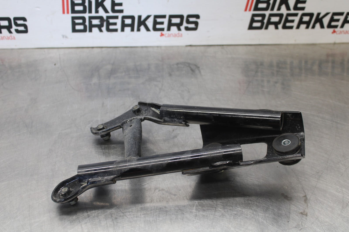 07 SUZUKI BOULEVARD M50 MUFFLER EXHAUST PIPE BRACKET MOUNT BB897