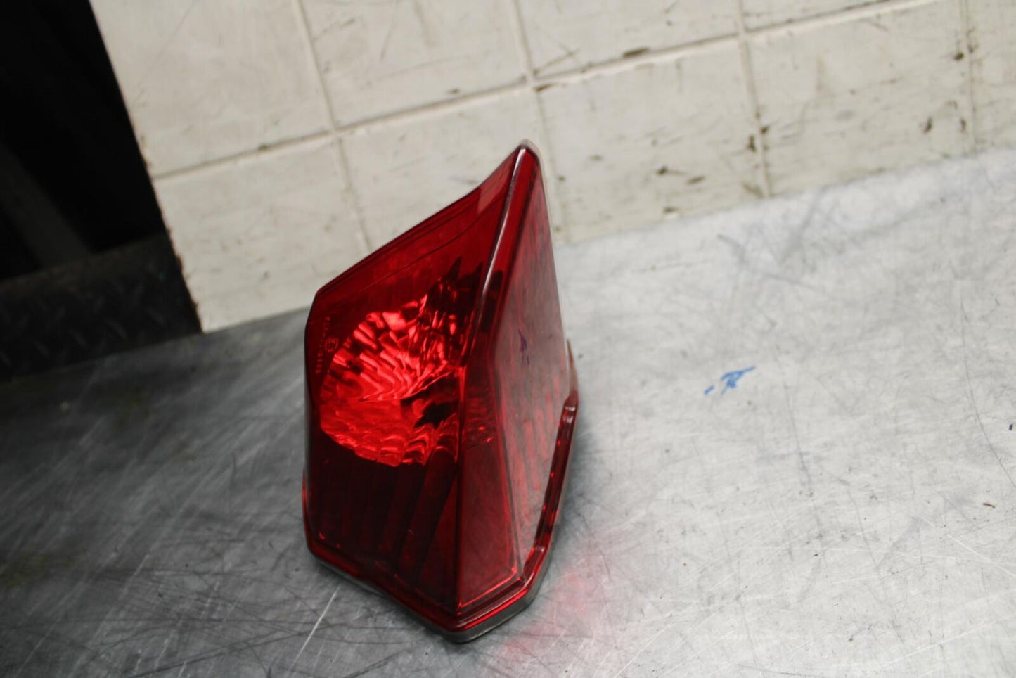 2010 Yamaha FZ6R REAR TAIL TAILLIGHT BACK BRAKE LIGHT BB07