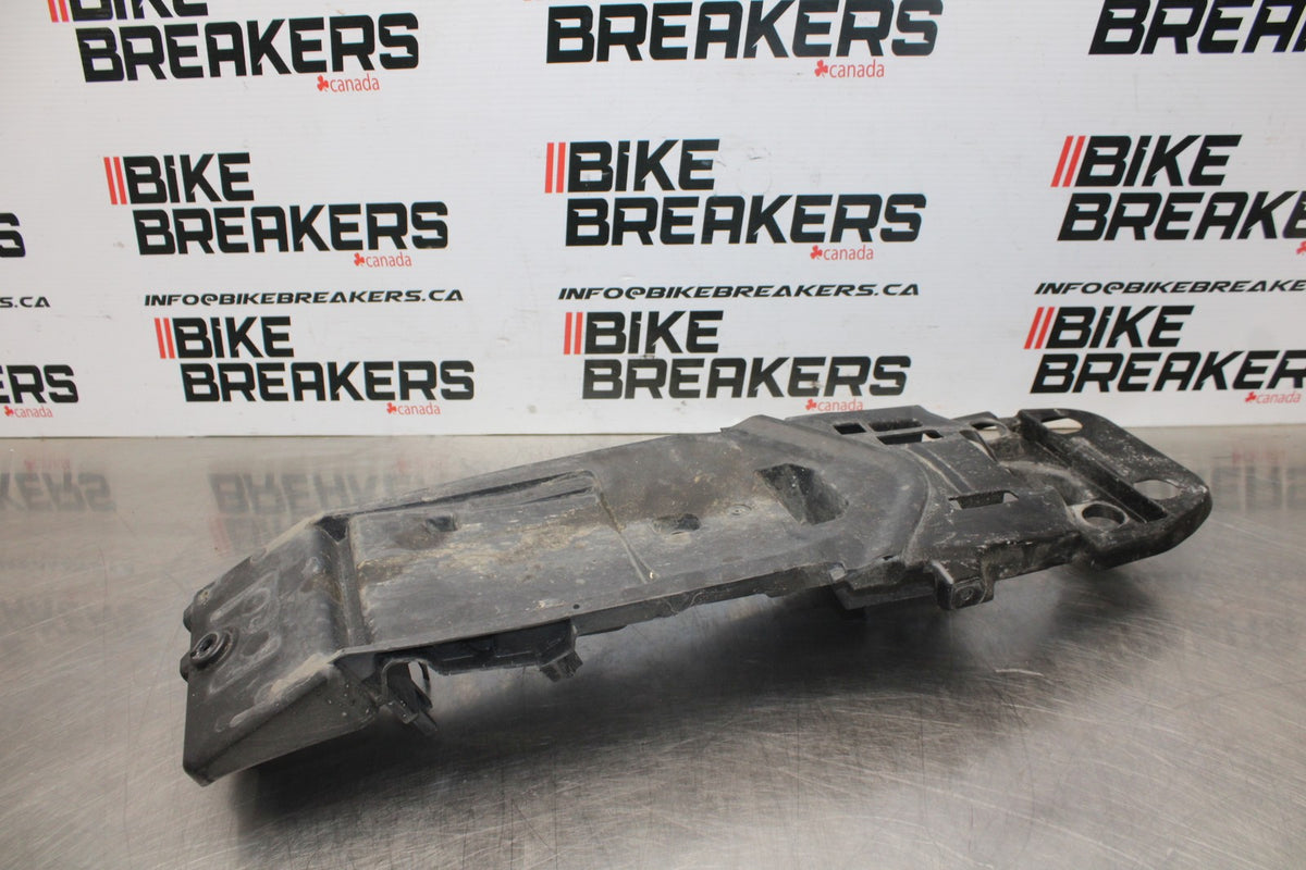 08-10 SUZUKI GSXR 600 REAR BACK TAIL UNDERTAIL BATTERY TRAY PLASTIC BB803