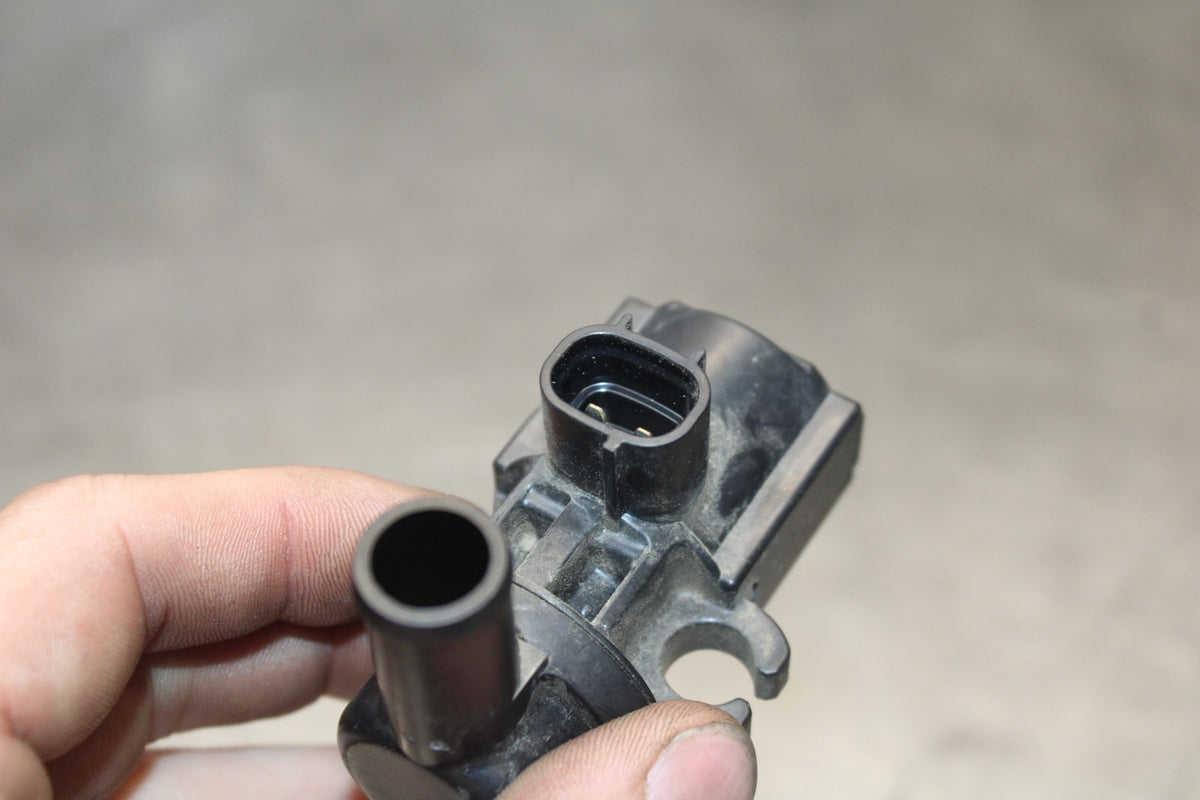 08 KAWASAKI NINJA ZX10R AIR VALVE SOLENOID TOP ENGINE SWITCH SENSOR BB902