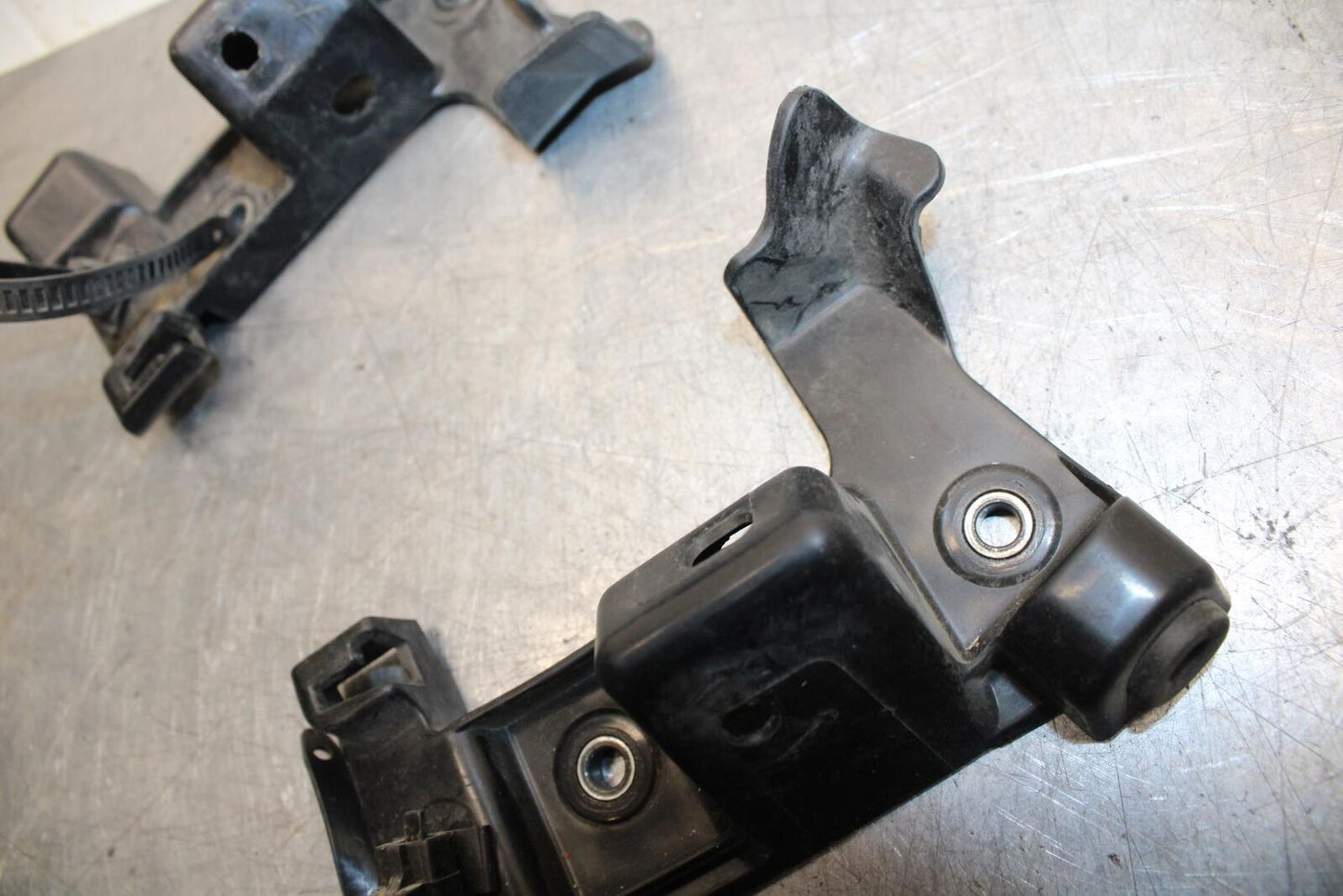 07 YAMAHA YZF R6 2c0  SIDE FAIRING BRACKET BB75