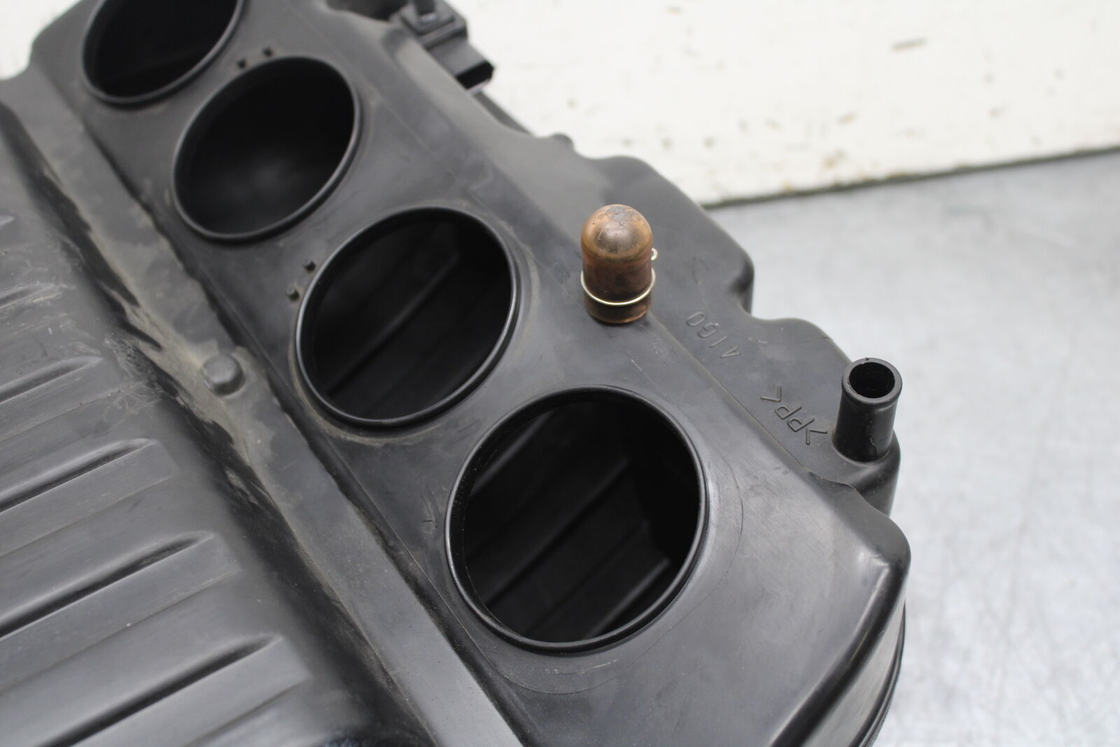 05-06 SUZUKI GSXR1000 AIRBOX AIR INTAKE FILTER BOX 13700-41G00 BB677