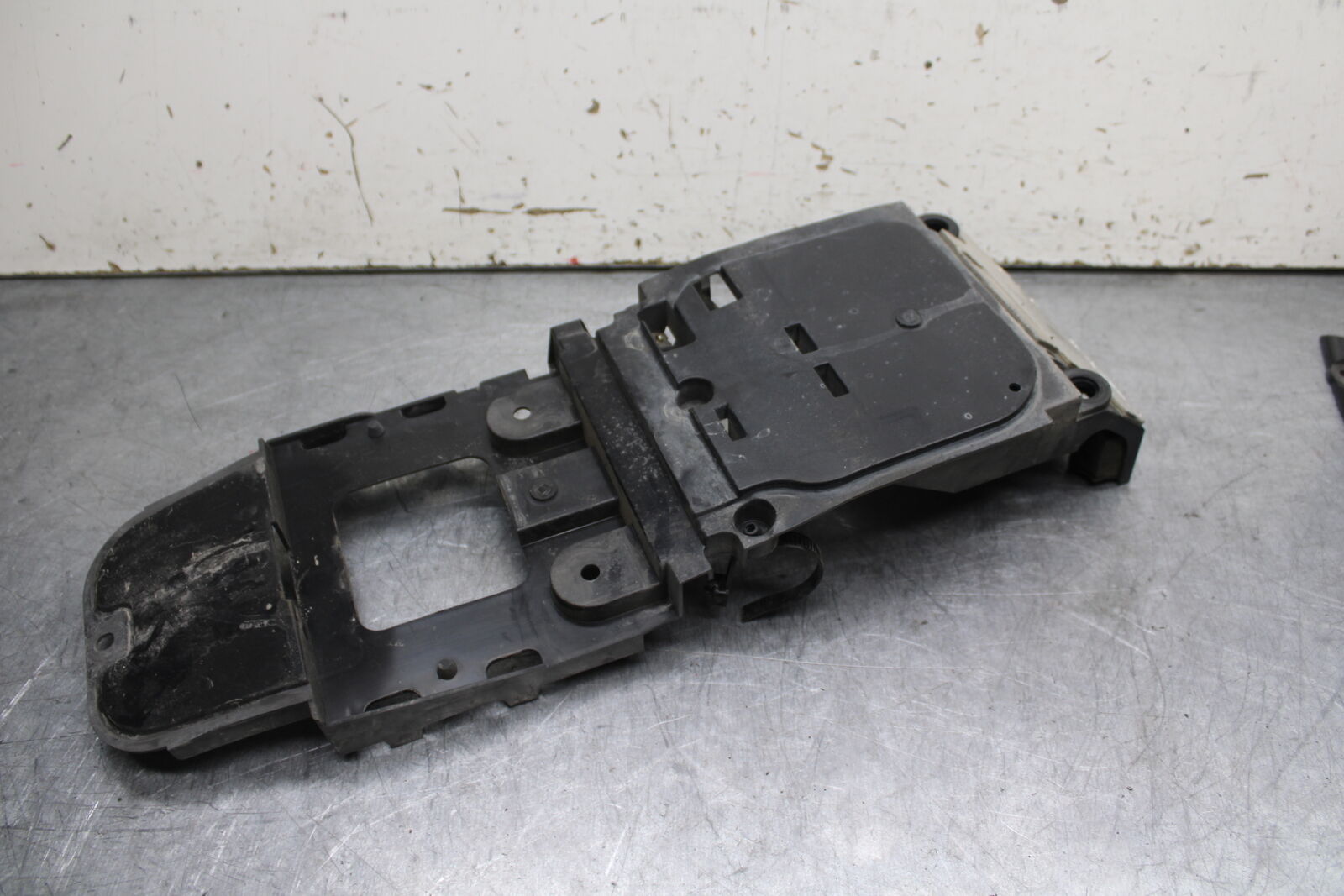 06 YAMAHA YZF R6 REAR BACK TAIL UNDERTAIL BATTERY TRAY PLASTIC BB716