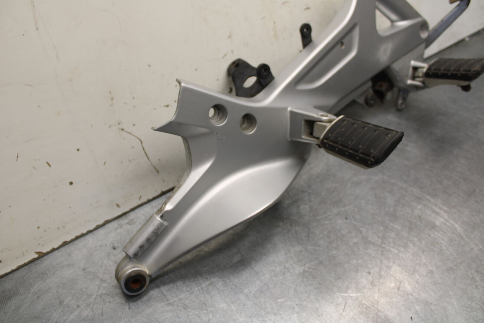 04-12 HONDA ST1300A RIGHT FRONT FOOT REST PEG STEP MOUNT BRACKET BB669