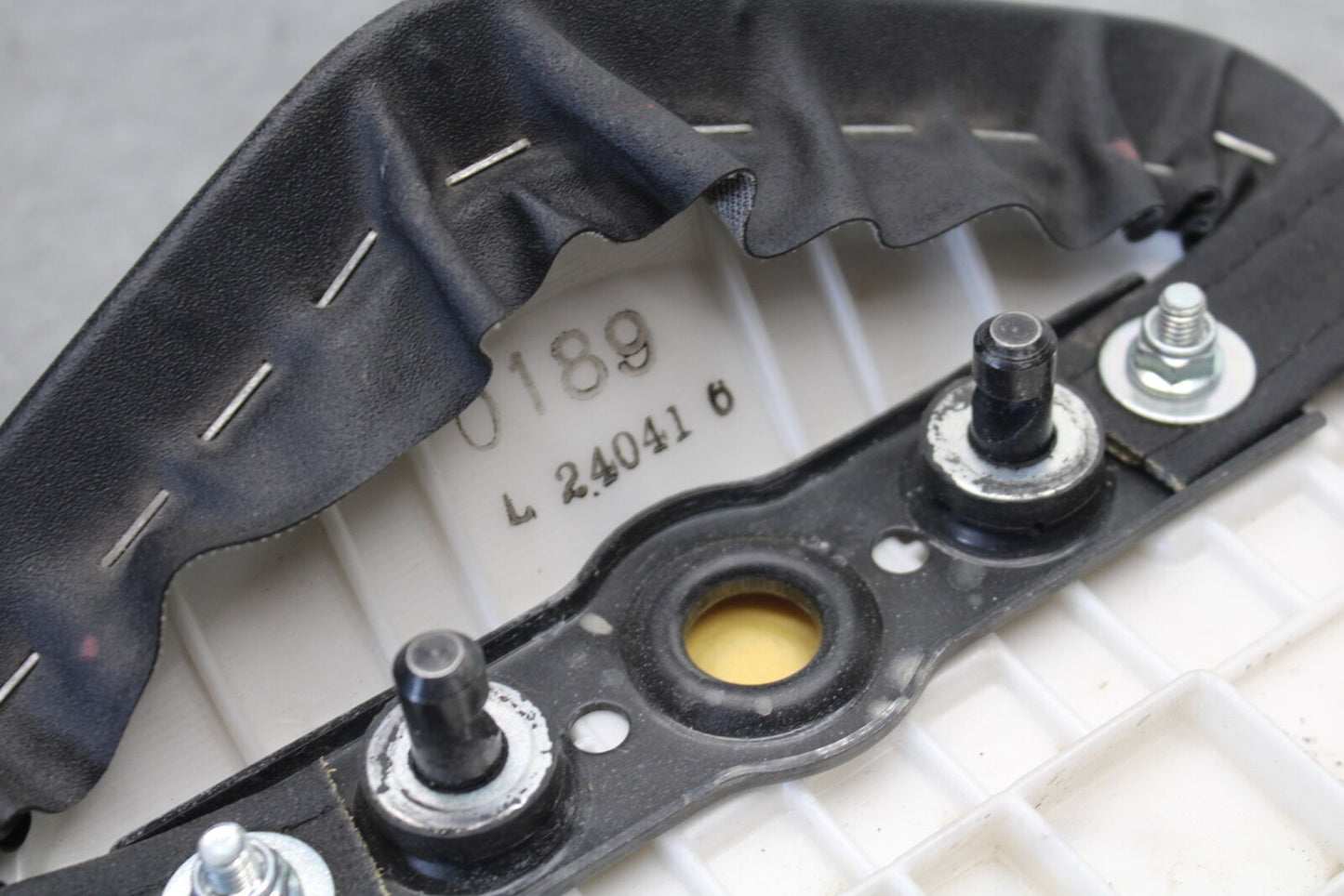 21 KAWASAKI NINJA ZX6R REAR BACK PASSENGER TANDEM SEAT PAD SADDLE PILLION BB647