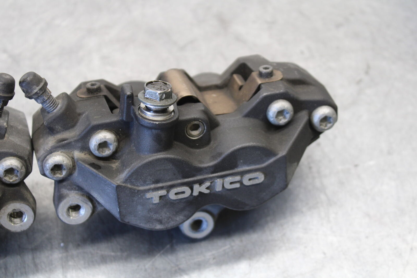 03-07 SUZUKI SV1000S RIGHT LEFT FRONT BRAKE CALIPER SET PAIR CALIPERS BB657