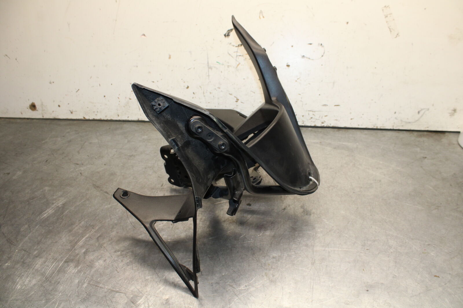 03-06 SUZUKI SV650 UPPER FAIRING MIRROR GAUGES STAY BRACKET BB392