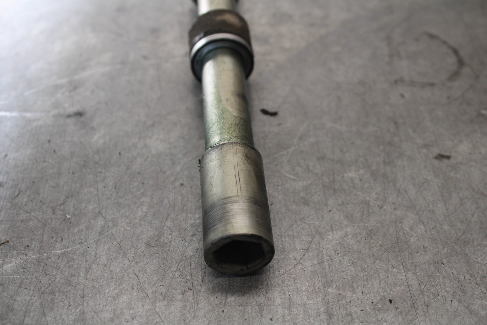07-08 TRIUMPH DAYTONA 675 FRONT WHEEL RIM AXLE PIVOT BOLT BB685