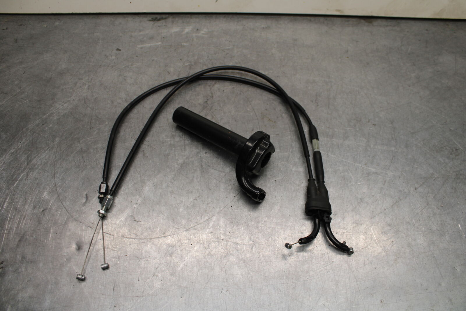 09-14 YAMAHA YZF R1 THROTTLE CABLE LINE HOUSING GUIDE BB118