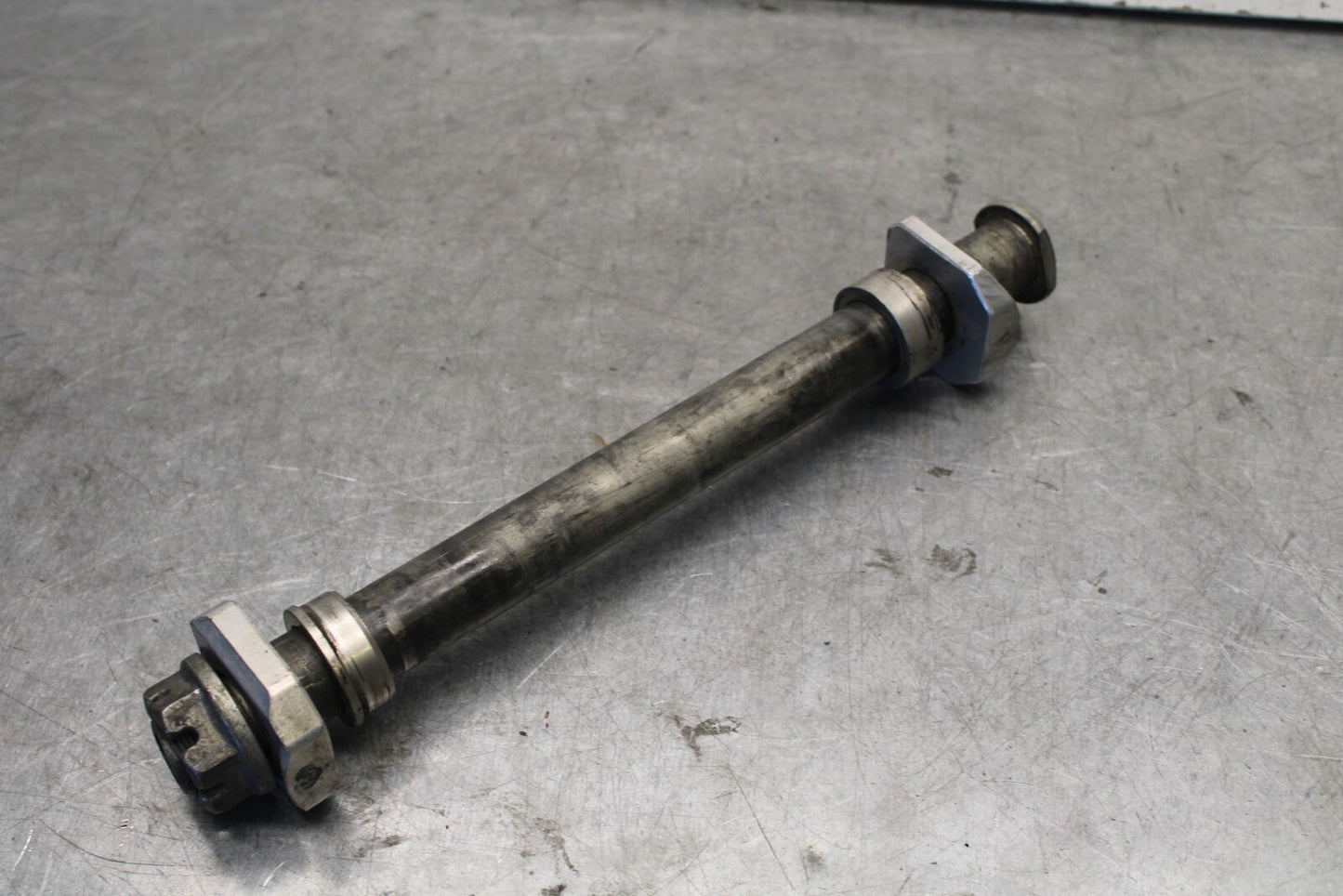 05-06 SUZUKI GSXR1000 REAR AXLE BACK WHEEL RIM PIVOT BOLT AXEL 64711-33E30 BB677