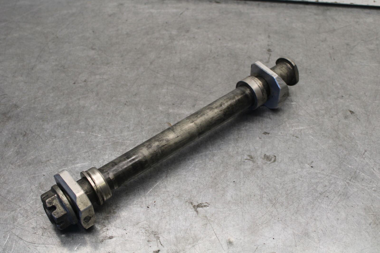 05-06 SUZUKI GSXR1000 REAR AXLE BACK WHEEL RIM PIVOT BOLT AXEL 64711-33E30 BB677