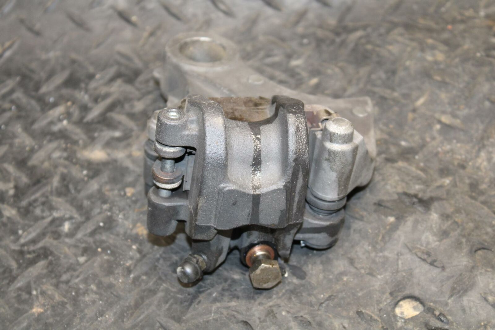 13 SUZUKI GSXR750 REAR BACK BRAKE CALIPER W MOUNT BRACKET BB217