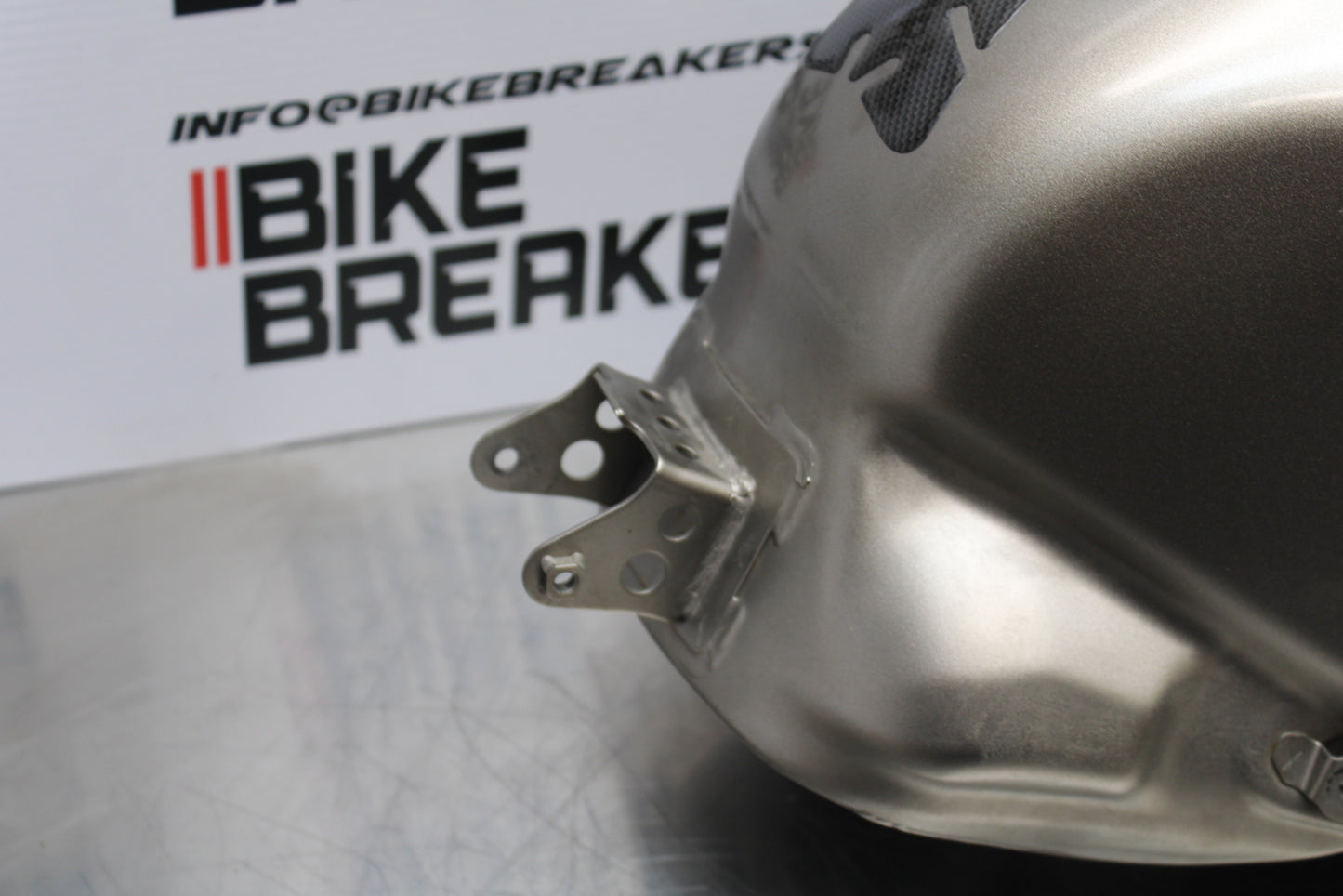 04-05 KAWASAKI NINJA ZX10R GAS TANK FUEL CELL PETROL RESERVOIR BB163