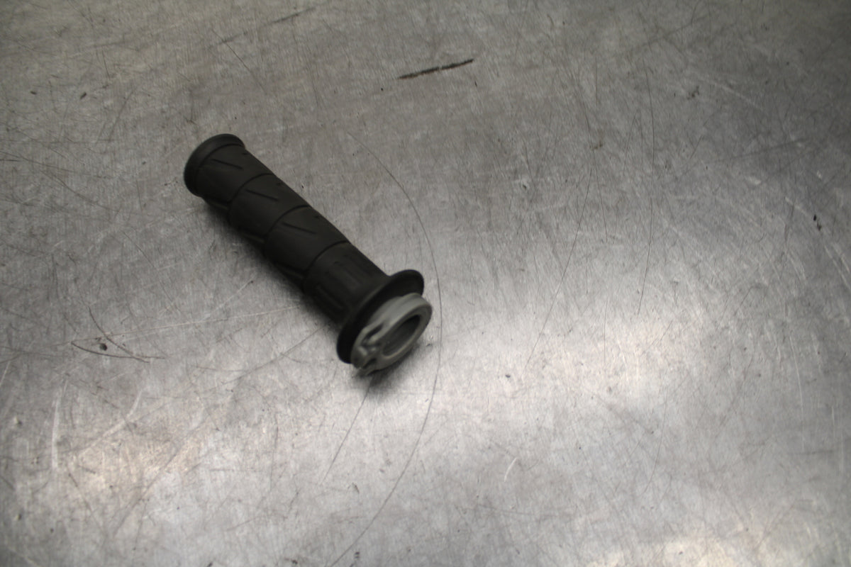 24 KAWASAKI NINJA 500 ABS RIGHT THROTTLE GRIP BB744