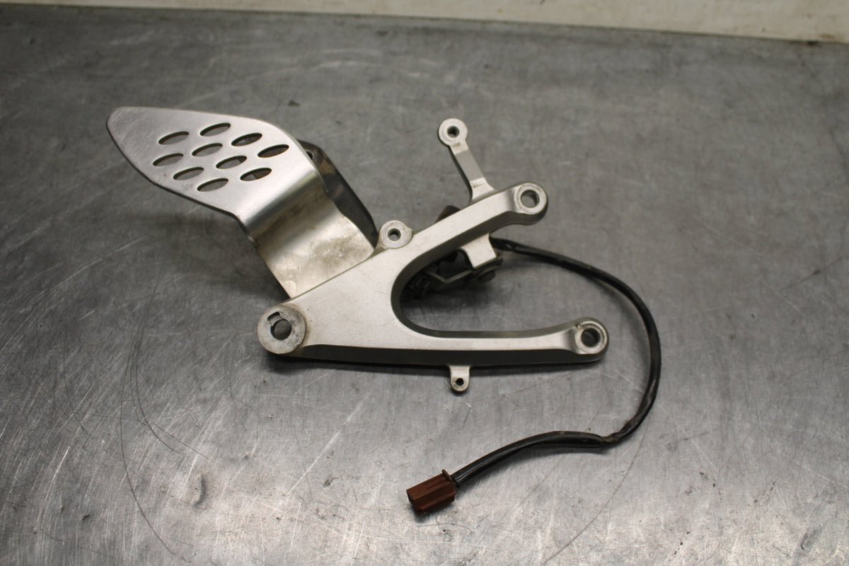 04-05 YAMAHA YZF R1 RIGHT REARSET REAR SET DRIVER FOOT PEG BRACKET MOUNT BB131