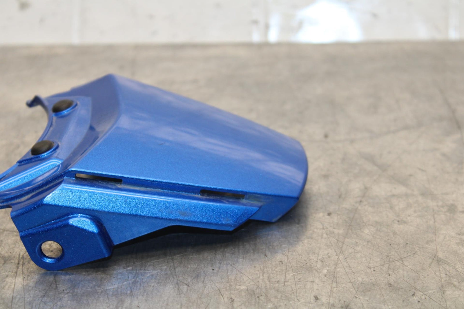 20 SUZUKI GSXR 1000 CENTER REAR BACK TAIL FAIRING COVER TRIM COWL BB597