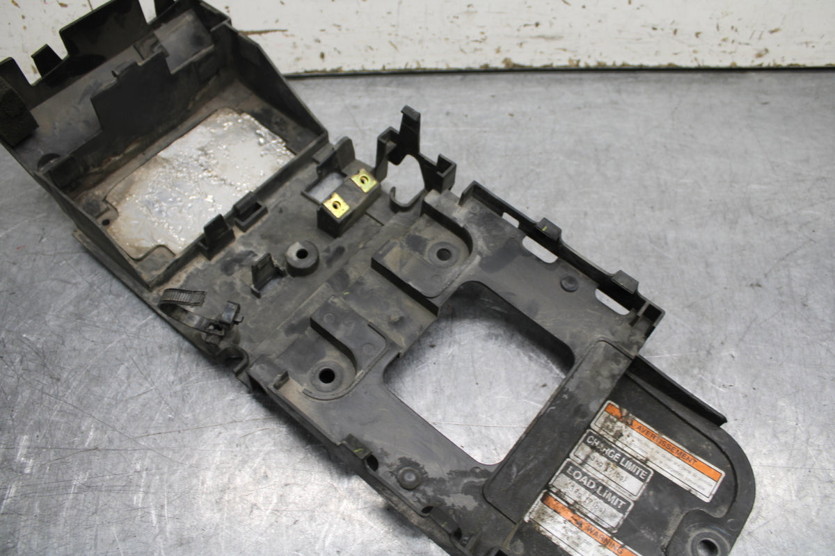06 YAMAHA YZF R6 REAR BACK TAIL UNDERTAIL BATTERY TRAY PLASTIC BB716