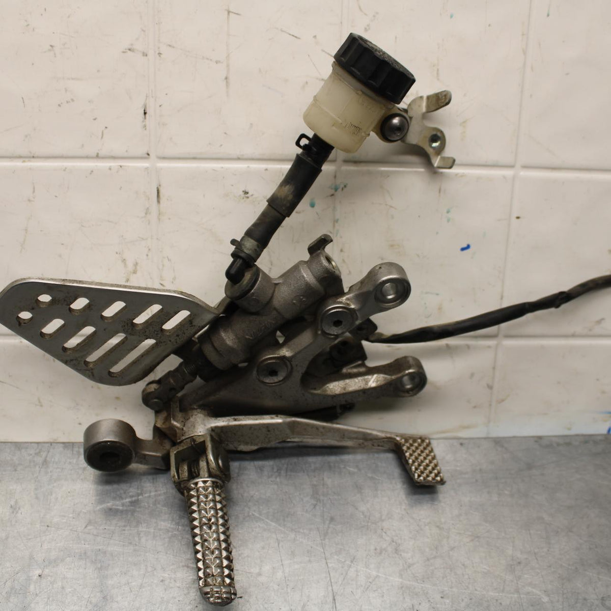 2007 Yamaha YZF R6 RIGHT REARSET REAR SET DRIVER FOOT PEG REST STOP BB590
