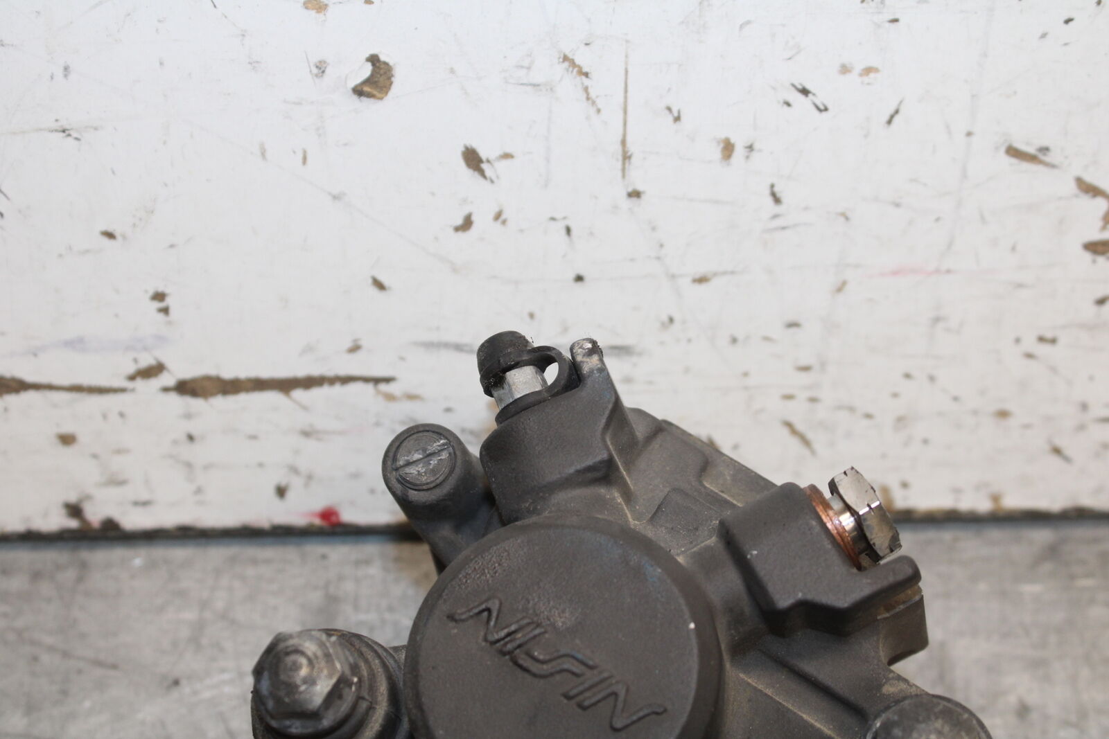 07-08 YAMAHA YZF R1 REAR BACK BRAKE CALIPER W MOUNT BRACKET BB724