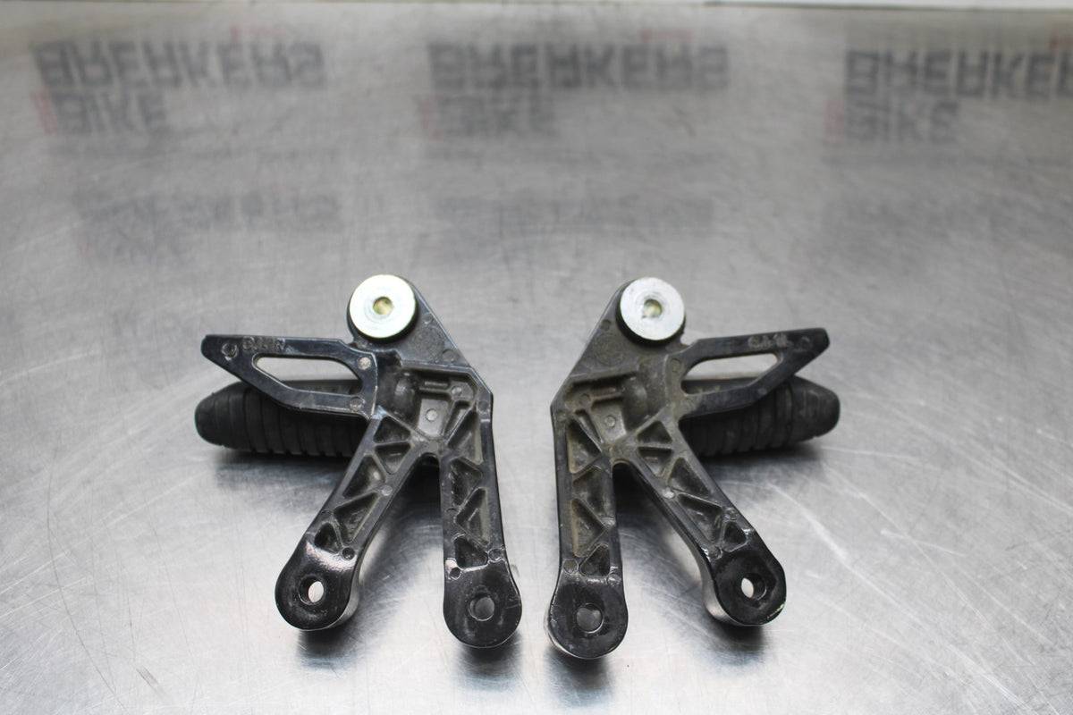 15 SUZUKI GW250F REAR BACK PASSENGER PEG SET PAIR BB789