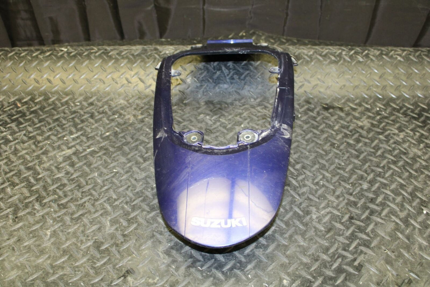 06-07 SUZUKI GSXR750 CENTER REAR BACK TAIL FAIRING COVER TRIM COWL BB188