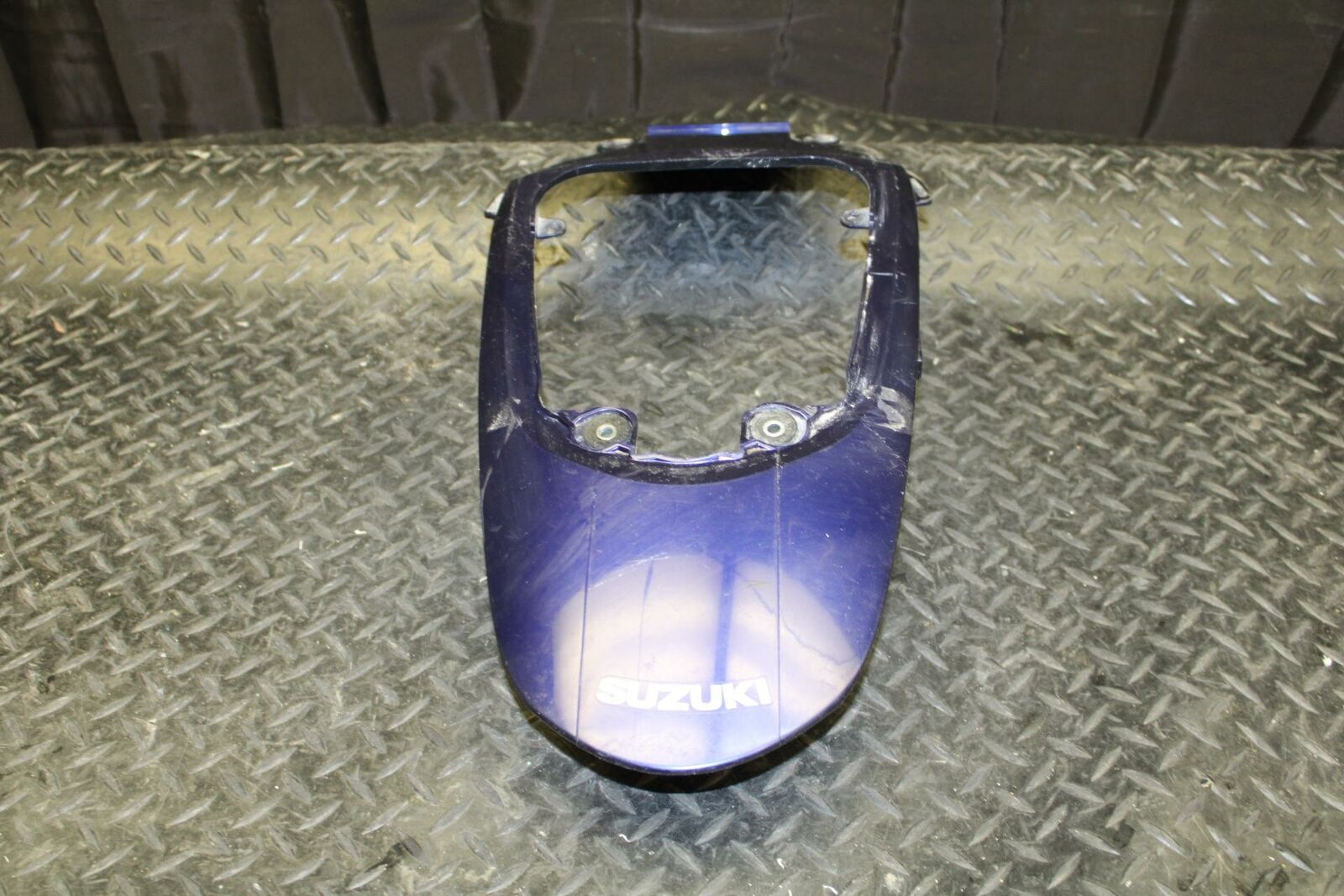 06-07 SUZUKI GSXR750 CENTER REAR BACK TAIL FAIRING COVER TRIM COWL BB188