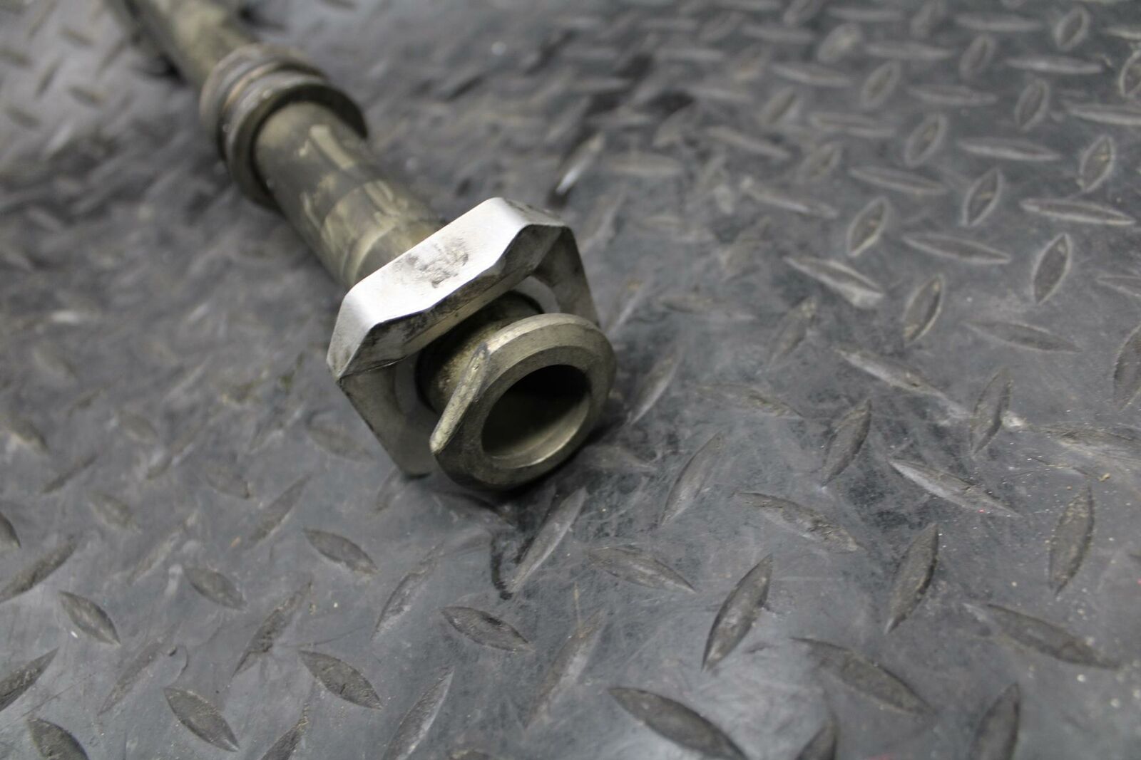 08-09 SUZUKI GSXR750 REAR AXLE BACK WHEEL RIM PIVOT BOLT AXEL BB208