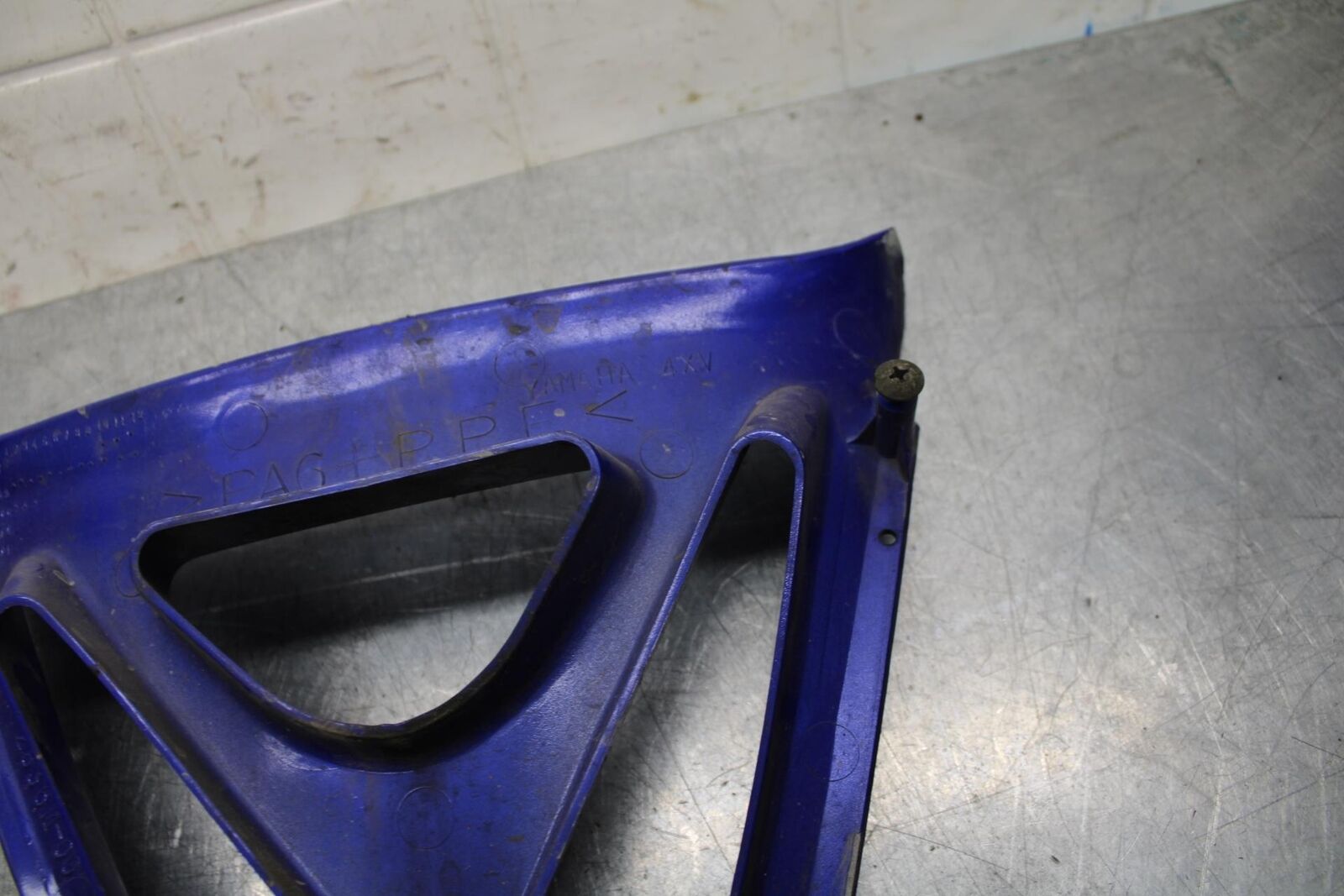 98-99 YAMAHA YZF R1 FRONT LOWER INNER EXHAUST V FAIRING COWL GUARD BB74