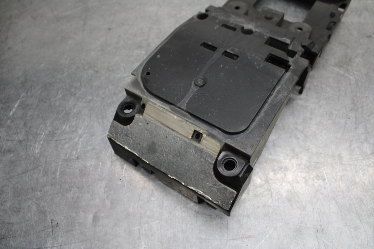 06 YAMAHA YZF R6 REAR BACK TAIL UNDERTAIL BATTERY TRAY PLASTIC BB716